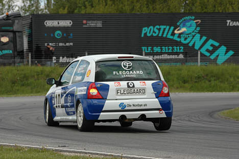 Det var sådan her, konkurrenterne oplevede Kasper Jensen i Fleggaard Renault Clio Cuppen. Begge dagens løb blev vundet af nordjyden, som nu også fører i mesterskabet.